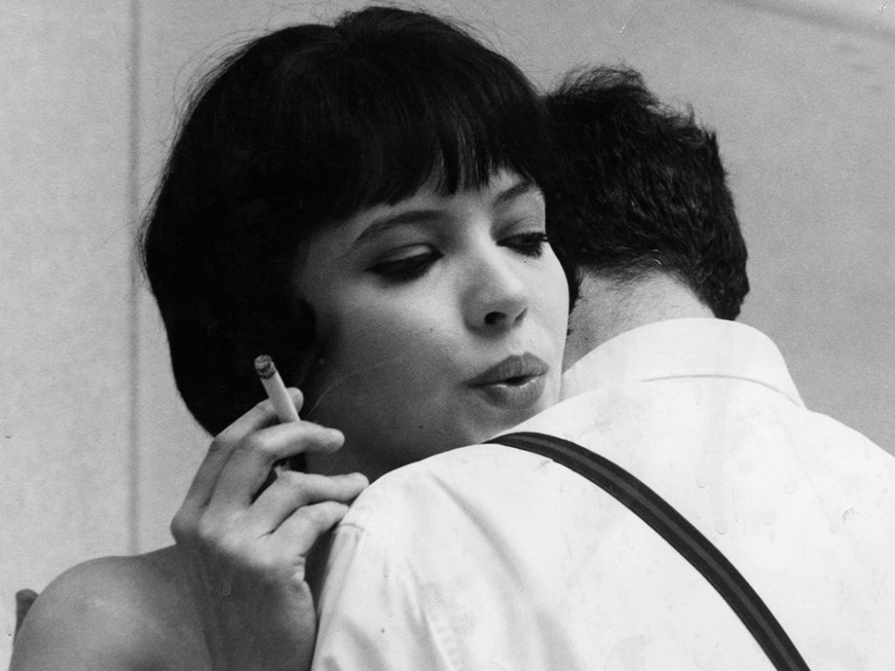 vivre-sa-vie-1962-003-anna-karina-smoking-shoulder